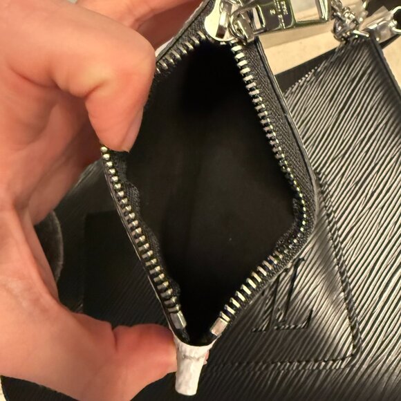 Louis Vuitton Marelle Handbag in Black Epi Leather - Picture 4 of 8